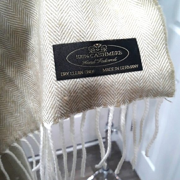 Cashmere light green herringbone design scarf. NWOT - Picture 3 of 6